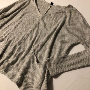 Lightweight light grey vneck long sleeve w pockets